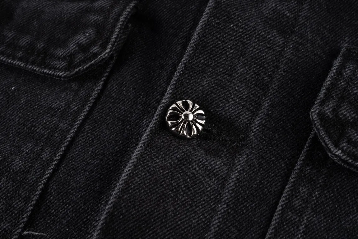 P260 ChromeHearts classic embroidered leather label distressed washed two-color denim jacket 🐂 Hot new release 🐂 High-quality denim fabric The upper body is comfortable and stylish High-quality turning and fine washing The details are clearly identifiable The classic design is iconic 🔥A must-have for daily street use It is very suitable for the current season 👍🏻 The loose fit upper body covers the flesh, simple, comfortable and fun with the trend! 💯 Style number: 1586# Color: black with white label Size: M L